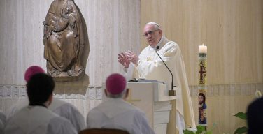 На Мессе в Доме Св. Марфы Папа Франциск предостерег от искушений лукавого