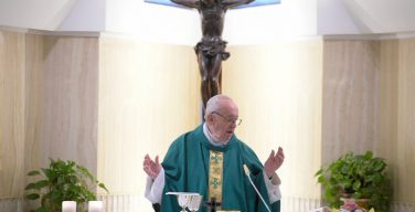 На Мессе в Доме Святой Марфы Папа Франциск назвал проповедь бедности самой сутью Евангелия