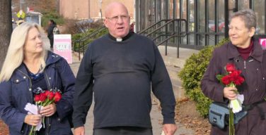 В столице США католического священника и трех мирянок арестовали за попытку убедить женщин отказаться от аборта