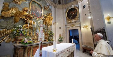 Папа Франциск начал месяц май молитвой по Розарию в святилище Богоматери Божественной Любви