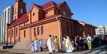 Католики Сургута отметили свой престольный праздник и два «малых юбилея» (+ФОТО)