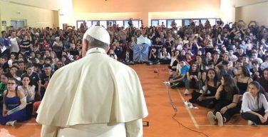 Папа Франциск посетил среднюю школу на римской окраине