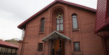 Община Кафедрального собора в Новосибирске попрощалась со своим прежним настоятелем и приветствовала нового