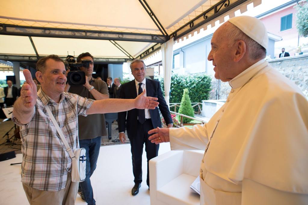 Папа Франциск навестил римских инвалидов