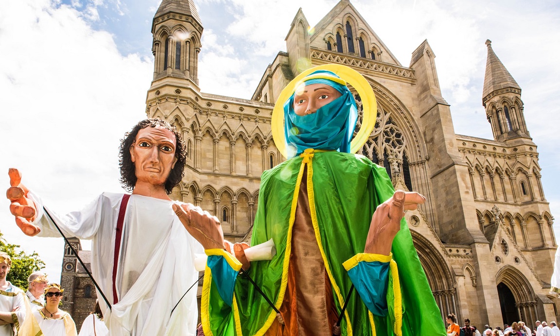Британские соборы возрождают традицию мистерий и костюмированных шоу
