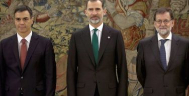 Новый премьер Испании принял присягу, но попросил убрать Библию и крест
