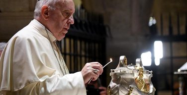 Папа — богословам: нести исцеление израненным людям