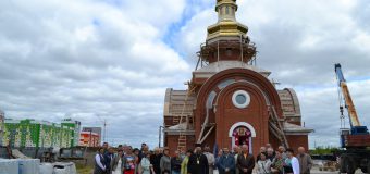 Освящен и установлен крест на храме святого Николая Чудотворца в Нижневартовске (+ ФОТО)