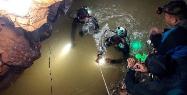 В Таиланде началась операция по спасению детей из пещеры
