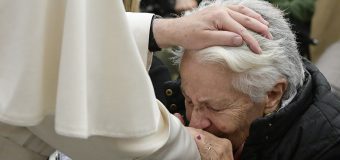 Папа Франциск неожиданно навестил больную пенсионерку
