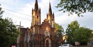 Католики обратились в суд с просьбой признать здание красноярского органного зала их собственностью