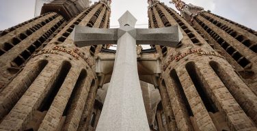 На фасаде храма Святого Семейства в Барселоне установили 18-тонный крест
