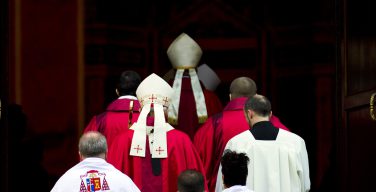 СМИ: Всех католических епископов США призвали уйти в отставку
