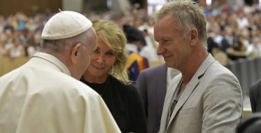 Стинг с женой пообщались с Папой Римским в Ватикане (+ ФОТО)