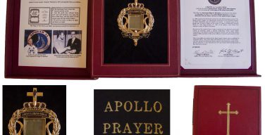 Побывавшая на Луне Библия выставлена на аукцион в США