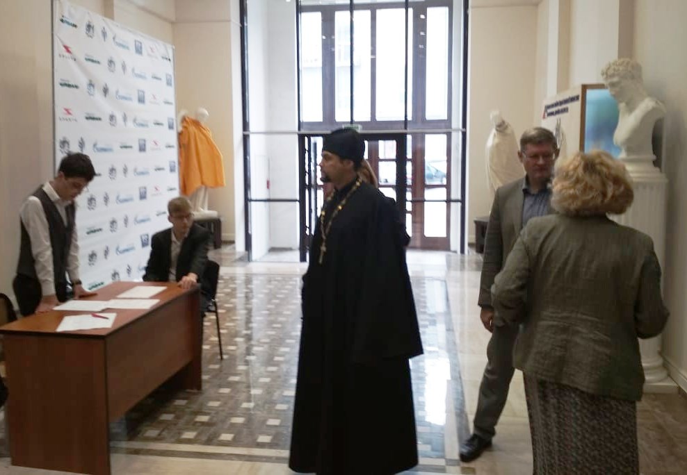 В новосибирском вузе прикрыли статуи обнаженных — туда пришла делегация РПЦ