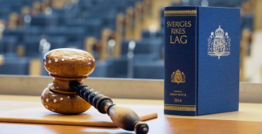 Суд Швеции стал на сторону мусульманки, отказавшейся пожать руку мужчине