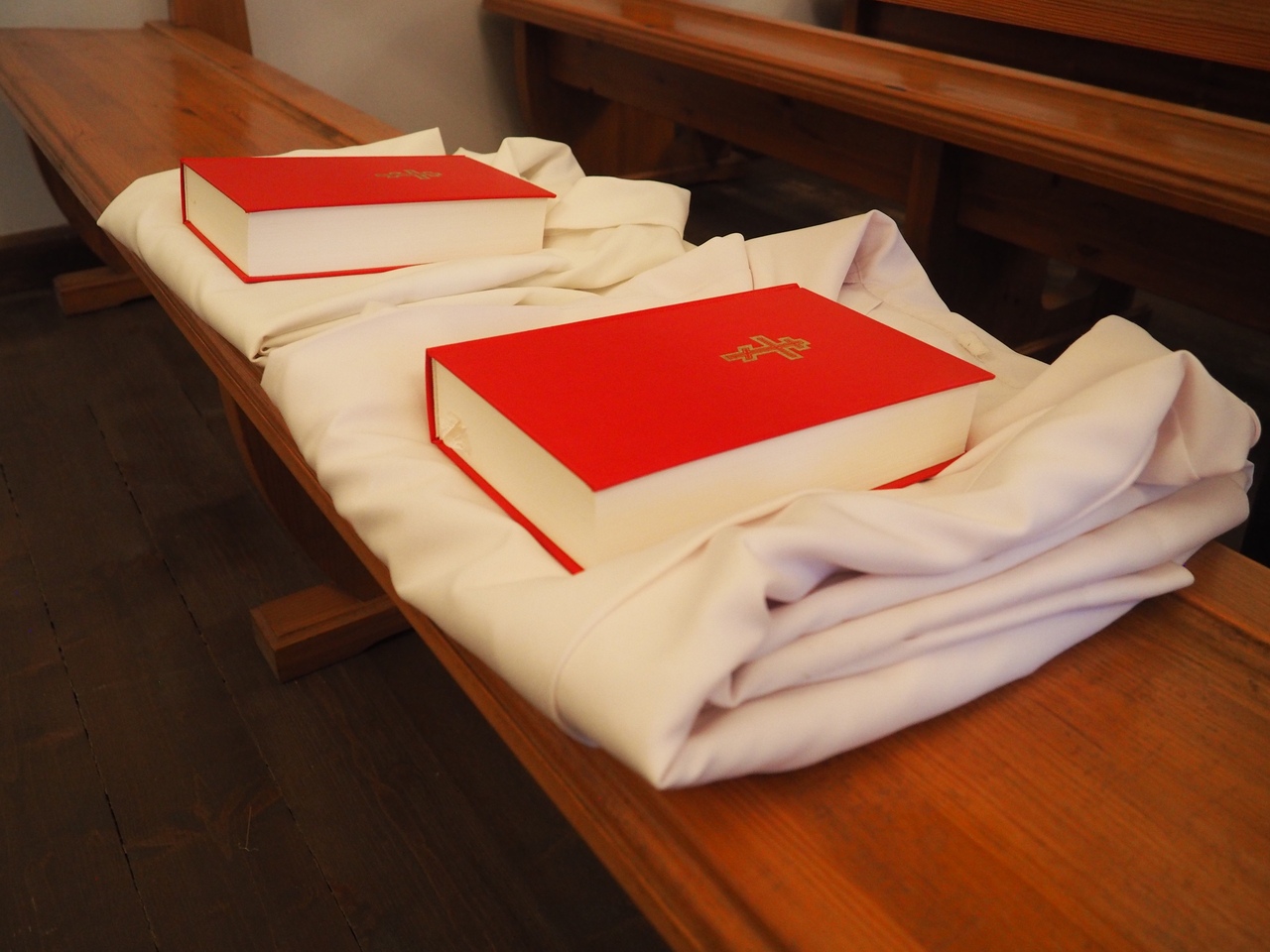 В Санкт-Петербургской духовной семинарии первокурсникам вручили альбы и Библии