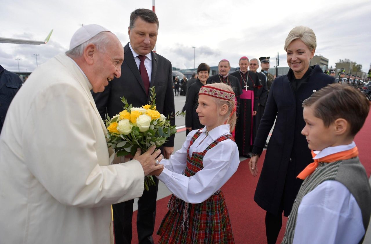Папа Франциск прибыл в Латвию (ФОТО)