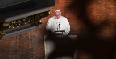 Церковь должна измениться, если хочет удержать будущие поколения — Папа Франциск