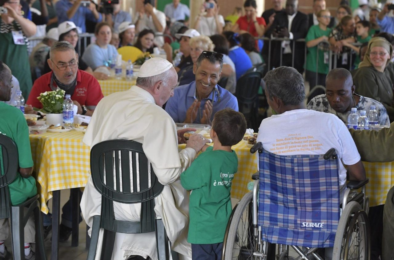 Папа пообедал с бедными в благотворительном центре в Палермо (+ ФОТО)