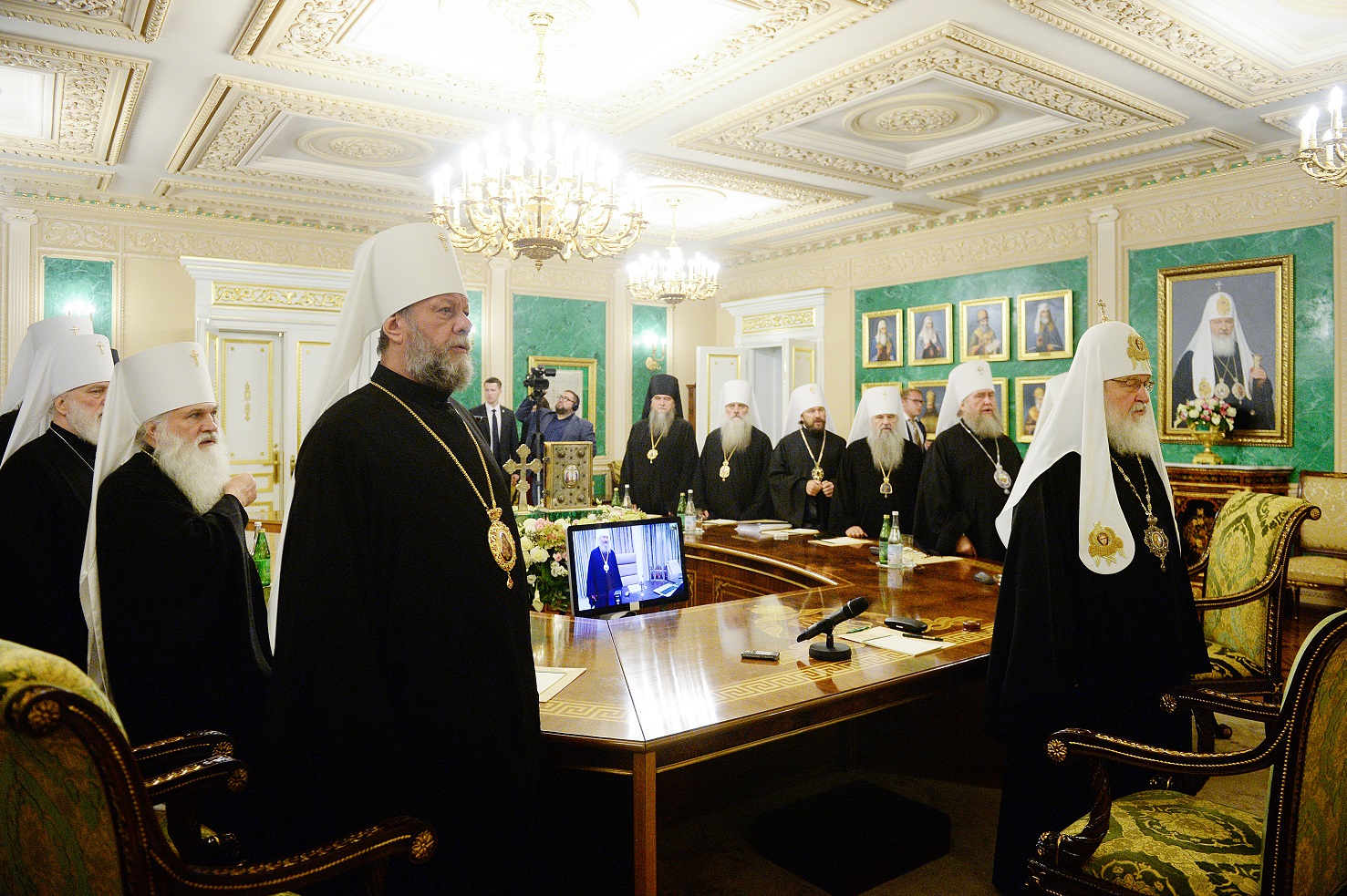 Синод РПЦ принял решение приостановить сослужение с иерархами Константинопольского Патриархата
