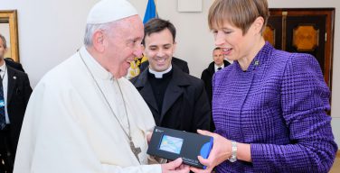 Папа Франциск стал первым главой государства, который получил электронное резидентство Эстонии (+ ФОТО)
