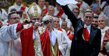 Архиепископ Неапольский объявил о повторении «Чуда святого Януария» (ФОТО)