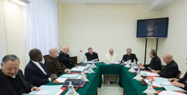 В Ватикане под руководством Папы проходит заседание Совета кардиналов