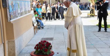 Папа помолился на месте трагической гибели священника Джузеппе Пульизи (ФОТО)