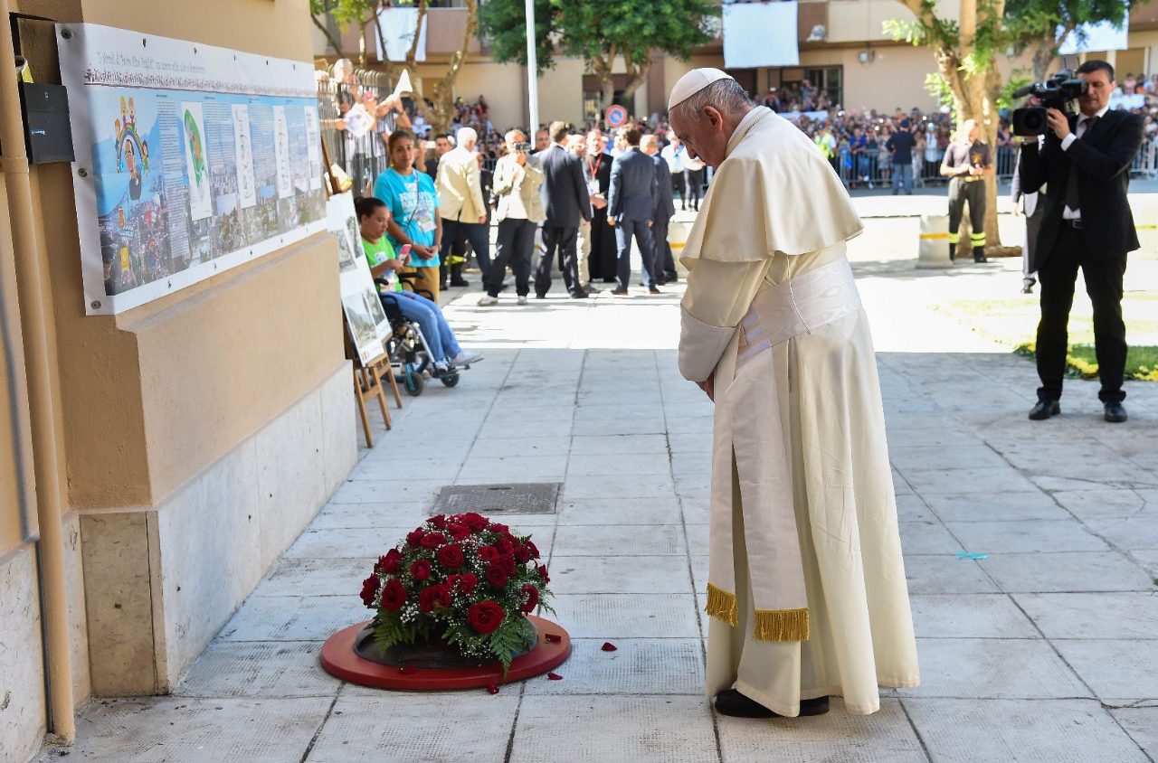 Папа помолился на месте трагической гибели священника Джузеппе Пульизи (ФОТО)