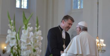 Лютеранская Церковь Эстонии подарила Папе Римскому яблоню