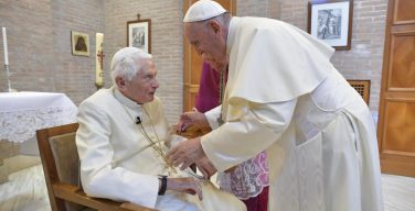 Папа Франциск посетил своего предшественника Бенедикта XVI