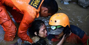 Папа молится о жертвах землетрясения и цунами в Индонезии