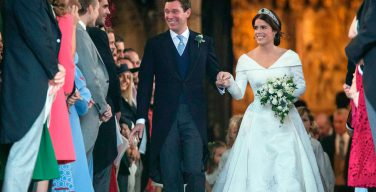 Британская принцесса поддержала подростков со сколиозом, надев свадебное платье, открывающее шрам от операции