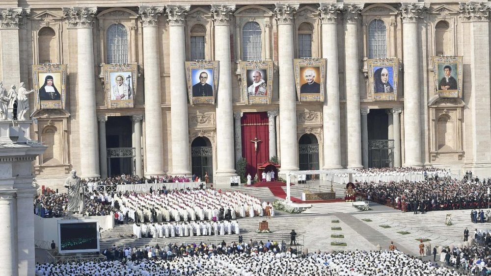Папа Франциск причислил к лику святых семерых блаженных, среди которых Павел VI и архиепископ Оскар Арнульфо Ромеро