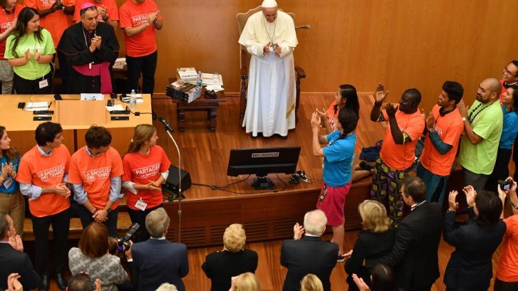 Папа Франциск встретился с молодежью и пожилыми людьми