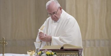 На Мессе в Доме Св. Марфы Папа Франциск призвал «не бояться запачкать руки служением»