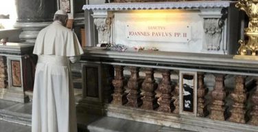 В день литургического поминовения святого Папы Иоанна Павла II Папа Франциск молился у его гробницы