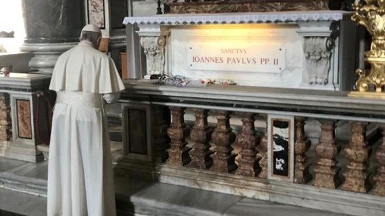 В день литургического поминовения святого Папы Иоанна Павла II Папа Франциск молился у его гробницы