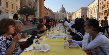 Вблизи Ватикана накрыли «стол солидарности» для мигрантов