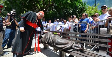 Рядом с Кафедральным собором Рио-де-Жанейро установили скульптуру «Бездомный Иисус»