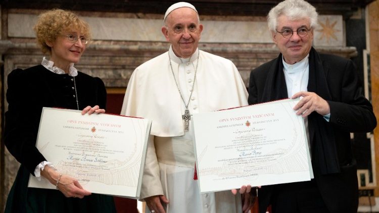 Папа Франциск приветствовал лауреатов премии Йозефа Ратцингера и призвал изучать наследие Бенедикта XVI