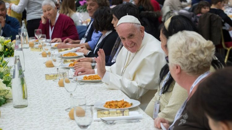 В ближайшее воскресенье вместе с Папой Франциском пообедает 3 тысячи бедняков