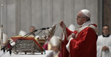 Папа Франциск отслужил Заупокойную Мессу об усопших иерархах