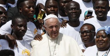 Папа Франциск перенес Всемирный день мигранта и беженца на новую дату