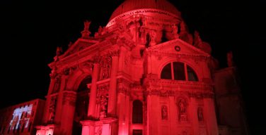 Базилика и здания в Венеции окрасились в красный цвет в память о гонимых христианах