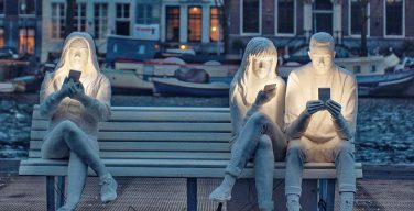 В Амстердаме открыли скульптурную группу «поглощенных» смартфонами людей (ФОТО)