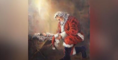 Facebook заблокировал изображение Санта-Клауса, стоящего на коленях перед младенцем Иисусом — СМИ