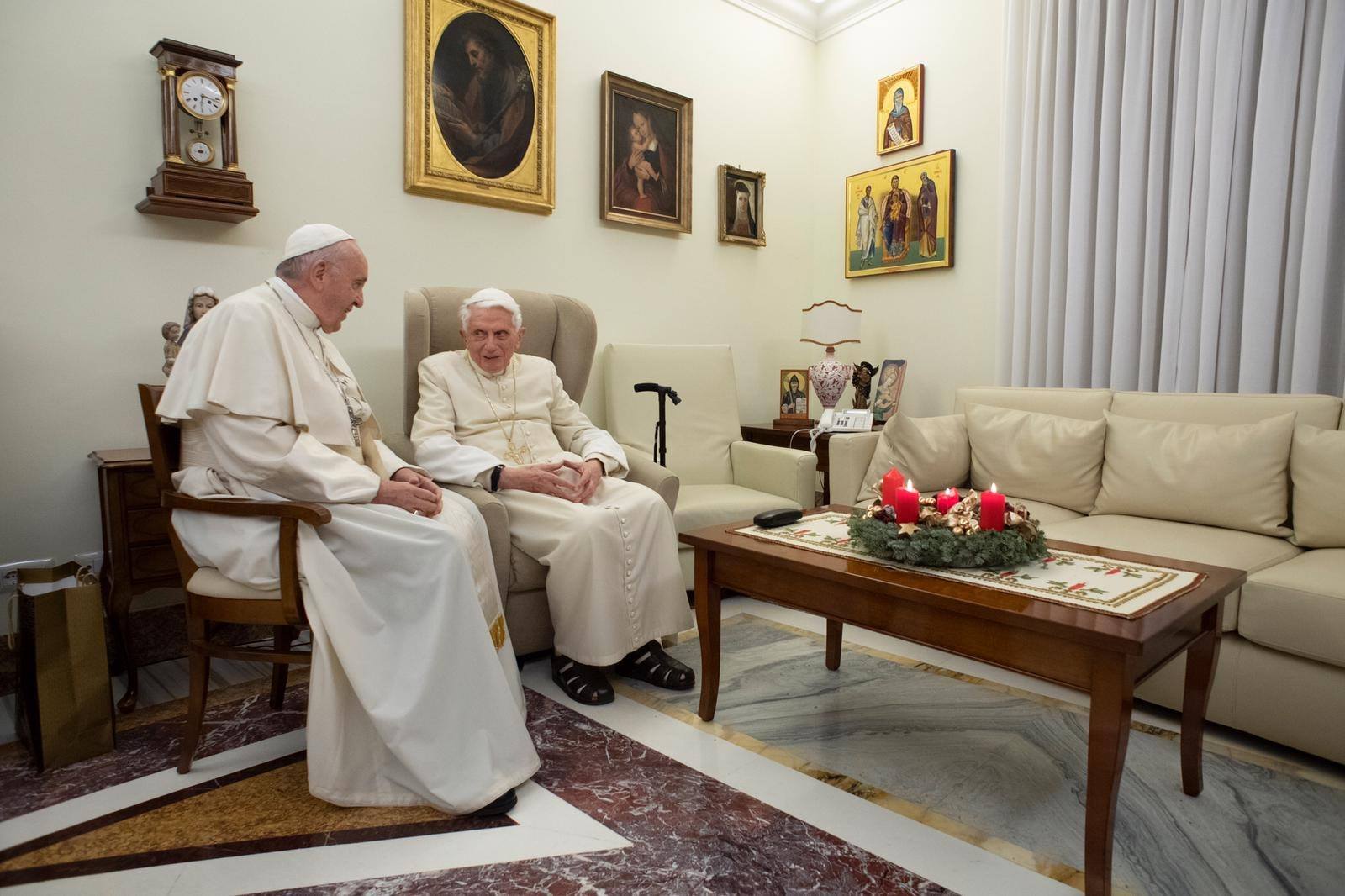 Папа Франциск встретился с Папой Бенедиктом и пожелал ему счастливого Рождества (ФОТО)